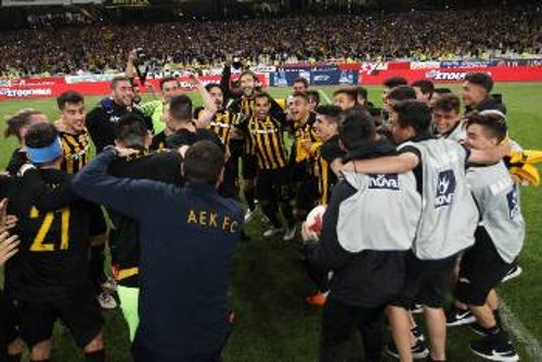 Την κατάκτηση του τίτλου γιόρτασε η ΑΕΚ στο ΟΑΚΑ, μετά τη νίκη της επί του Λεβαδειακού με 2-0