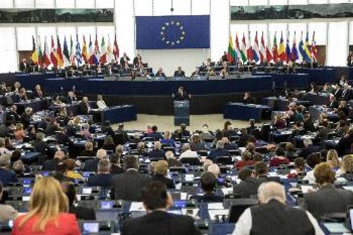 Ο Μακρόν στο βήμα του Ευρωκοινοβούλιο, περιγράφοντας ως εκπρόσωπος του γαλλικού κεφαλαίου «αλλαγές» στην ΕΕ