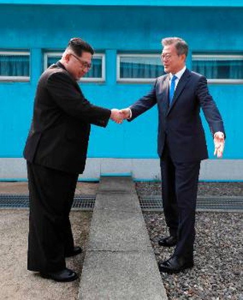 Η στιγμή της συνάντηση των δύο ηγετών