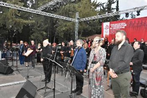 Ο Γιάννης Μαρκόπουλος και οι καλλιτέχνες της μεγάλης συναυλίας