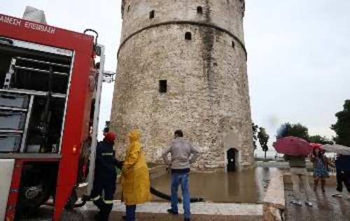 Η Πυροσβεστική απεγκλώβισε μαθητές και τουρίστες από τον Λευκό Πύργο