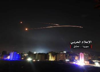 Χαρακτηριστικό στιγμιότυπο από τις ισραηλινές αεροπορικές πυραυλικές επιθέσεις της Πέμπτης