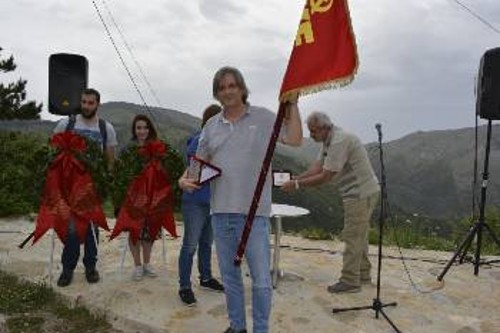 Ο Χρ. Μπάθας, Γραμματέας της ΤΟ Α' Αθήνας - Γαλατσίου παραλαμβάνει τιμητικά τη σημαία του Κόμματος