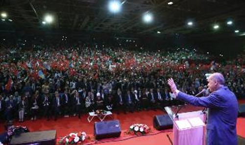Ο Ερντογάν στην προεκλογική συγκέντρωση του κόμματός του στο Σαράγεβο