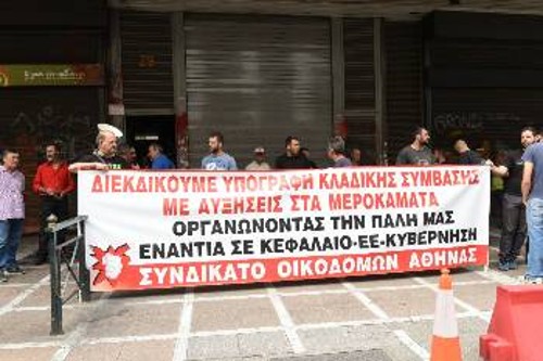 Από την κινητοποίηση του Συνδικάτου Οικοδόμων Αθήνας στο υπουργείο Εργασίας την περασμένη Πέμπτη