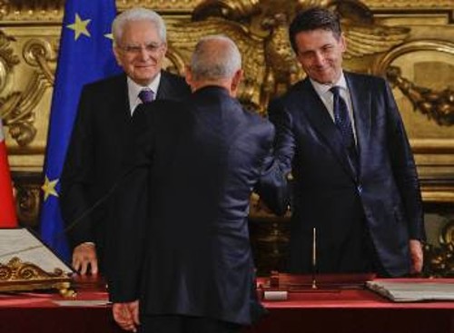 Ο Πρόεδρος της Ιταλίας Σ. Ματερέλα (αριστερά), ο πρωθυπουργός Τζ. Κόντε και ο υπουργός πλέον Ευρωπαϊκών Υποθέσεων Π. Σαβόνα, που αρχικά είχε απορριφθεί ως υπουργός Οικονομικών με πιέσεις από την ΕΕ