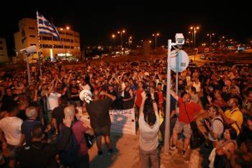 Στιγμιότυπο από Γενική Συνέλευση στο λιμάνι κατά τη διάρκεια της απεργίας