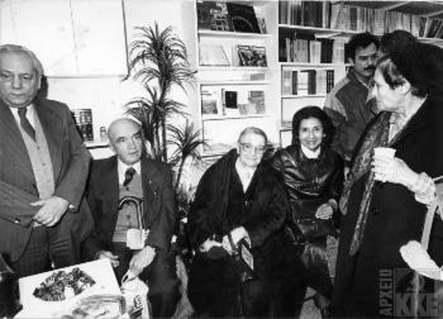 Η Ελλη Αλεξίου στα εγκαίνια του βιβλιοπωλείου της «Σύγχρονης Εποχής» (Γενάρης 1985)