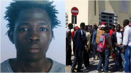 Ο αγωνιστής συνδικαλιστής εργάτης γης Σουμάιλα Σάκο από το Μάλι, που δολοφονήθηκε την Κυριακή στην Ιταλία, και συνάδελφοί του που διαμαρτύρονται