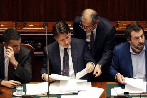 Ο Ιταλός πρωθυπουργός (στο κέντρο) με τους δύο αντιπροέδρους