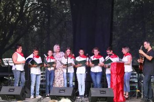 Με την Ρίτα Αντωνοπούλου και τον Μανώλη Ανδρουλιδάκη η παιδική χορωδία του χωριού «Μπελογιάννης»