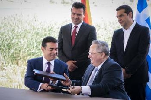 Από την υπογραφή της συμφωνίας αναμεσα στις κυβερνήσεις Ελλάδας - FYROM