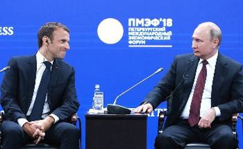 Μακρόν και Πούτιν στο Φόρουμ της Αγίας Πετρούπολης