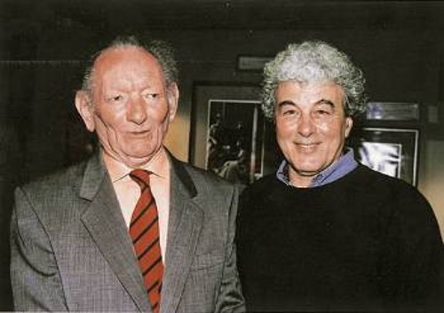 Ο Ιρλανδός συγγραφέας (αριστερά) με τον Αντώνη Αντύπα