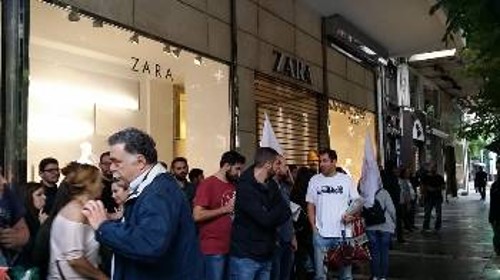 Εξω από μεγάλα πολυκαταστήματα της πόλης κατευθύνθηκαν οι διαδηλωτές στη Θεσσαλονίκη