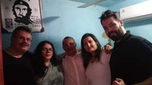 Η αντιπροσωπεία του ΚΚΕ, μαζί με αντιπροσωπεία του ΚΚ Αργεντινής, μέσα στο κελί του συντρόφου Ρουμπέν Βιγιάλμπα, μέλους του ΠΚΚ, που καταδικάστηκε σε 35 χρόνια φυλακή και κρατείται στις φυλακές Τακουμπού