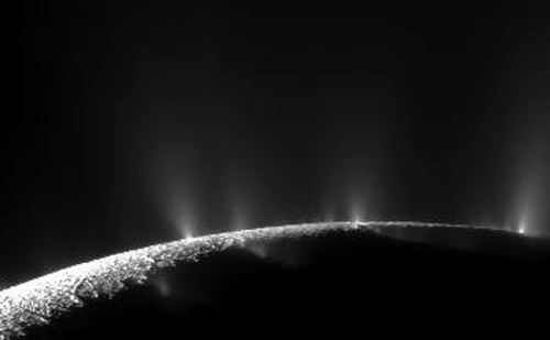 Φωτογραφία των πιδάκων αερίων και σωματιδίων στον Εγκέλαδο, όπως αποτυπώθηκαν από την κάμερα της διαστημοσυσκευής «Κασσίνι»