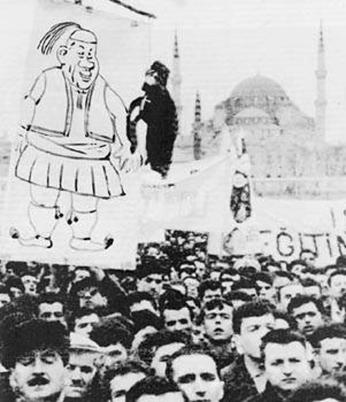Φωτογραφία από διαδήλωση στην Κωνσταντινούπολη για την Κύπρο. Στο πλακάτ ο Σοβιετικός ηγέτης Ν. Χρουστσόφ εμφανίζεται με ελληνική φουστανέλα. (Μάης 1964)