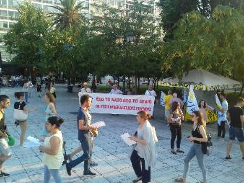 Από χτεσινή εξόρμηση των Επιτροπών Ειρήνης Αθήνας στην πλατεία Συντάγματος