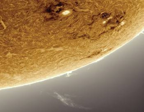 Ενεργές περιοχές στην επιφάνεια του Ηλιου, εκεί που ξεπηδούν πυκνά μαγνητικά πεδία, σχηματίζουν ηλιακές κηλίδες, που εδώ εμφανίζονται με λευκοκίτρινο χρώμα. Η μεγαλύτερη από τις εικονιζόμενες χωράει μέσα της τη Γη πολλές φορές. Στο κάτω μέρος της φωτογραφίας φαίνεται μια ηλιακή έκλαμψη, που έχει ήδη αποσπαστεί από τον Ηλιο και ταξιδεύει μακριά του