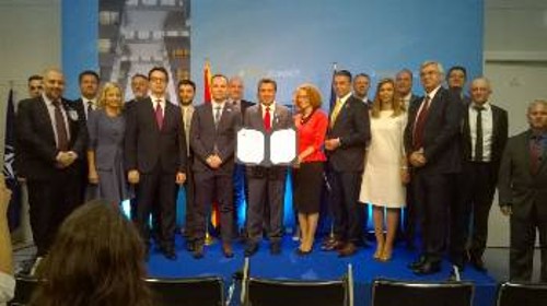 Ο πρωθυπουργός της ΠΓΔΜ, Ζ. Ζάεφ, με την πρόσκληση για ένταξη στο ΝΑΤΟ ανά χείρας