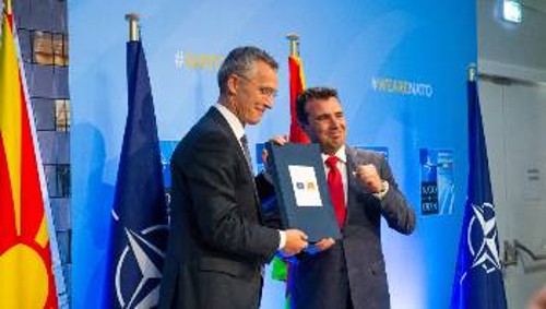 Ο πρωθυπουργός της ΠΓΔΜ Ζ. Ζάεφ με την πρόσκληση για ένταξη στο ΝΑΤΟ ανά χείρας