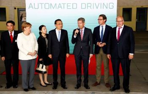 Η Αγκ. Μέρκελ και ο Λι Κετσιάνγκ παρουσιάζουν τη συνεργασία στην αυτόνομη οδήγηση
