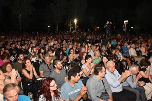 Πλήθος κόσμου γέμισε το θέατρο στο Αλσος της Νέας Σμύρνης