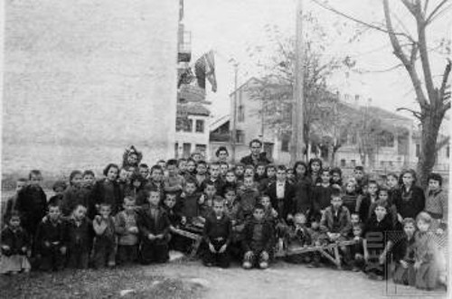 Φωτογραφία από το Αρχείο του ΚΚΕ: Αετόπουλα των «Υφαντών» Κομοτηνής, σε έρανο για τα φτωχά παιδιά στις 27/10/1944