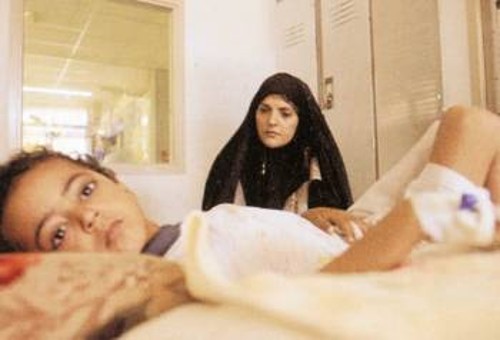 Το παιδί, σε νοσοκομείο του Ιράκ, να αργοσβήνει στην αγκαλιά της μάνας, με τα μάτια να κοιτούν και να ρωτούν: «Γιατί;»