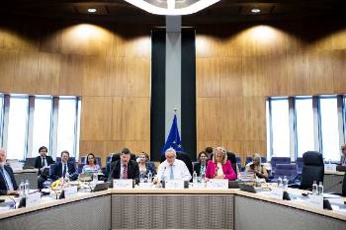 Χαμηλώνει τον πήχη της ανάκαμψης η Ευρωπαϊκή Επιτροπή «εν μέσω αυξημένης αβεβαιότητας»