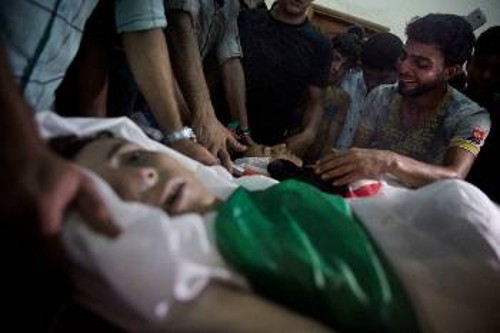 Η Γάζα βυθίστηκε ξανά στο πένθος (φωτ. συγγενείς των εφήβων που σκοτώθηκαν κατά τις τελευταίες επιδρομές)