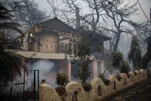 Στην Κινέτα κάηκαν δεκάδες σπίτια