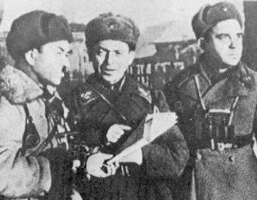 Αριστερά ο θρυλικός διοικητής της 316 μεραρχίας του Κόκκινου Στρατού Παμφίλοφ που έπεσε στην δημοσιάτου Βολοκολάμσκ