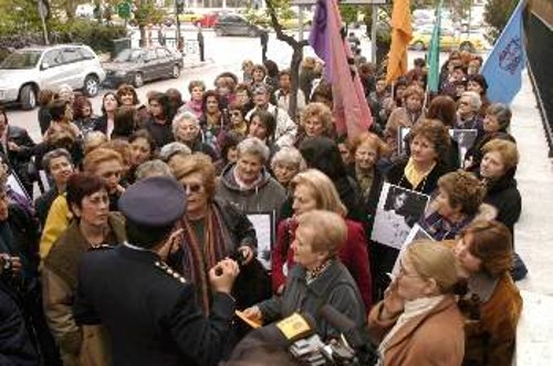 Επικεφαλής σε αντιπολεμική διαδήλωση των γυναικών, έξω από τη βρετανική πρεσβεία