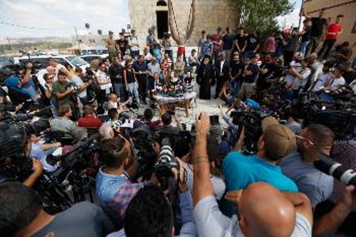 «Η αντίσταση θα συνεχιστεί», είπε η Ταμίμι μπροστά σε δεκάδες Παλαιστίνιους και ξένους δημοσιογράφους