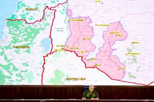 Ο Ρώσος επιτελάρχης, στρατηγός Σ. Ρουτσκόι, δείχνει στο χάρτη τις περιοχές που ελέγχει πλέον η κυβέρνηση της Συρίας κοντά στα Υψίπεδα του Γκολάν
