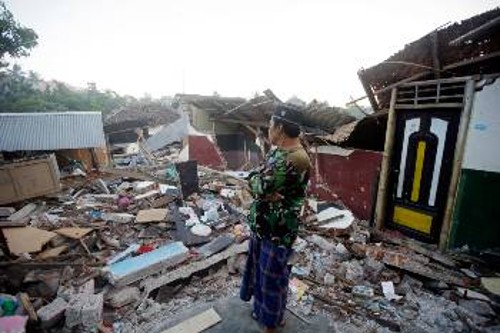 Εκατοντάδες άνθρωποι σκοτώθηκαν και αγνοούνται από το χτύπημα του Εγκέλαδου στην Ινδονησία
