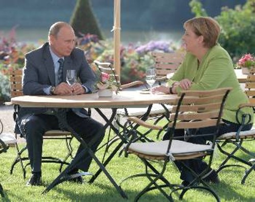 Ο Βλ. Πούτιν και η Αγκ. Μέρκελ κατά τις συνομιλίες τους στο παλάτι Μέζεμπεργκ