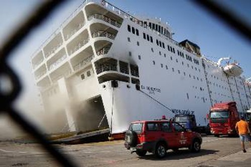 Από τις προσπάθειες πυρόσβεσης στο λιμάνι του Πειραιά