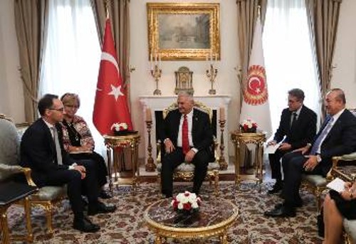 Ο Χ. Μάας (αριστ.) συνάντησε τον Τούρκο ΥΠΕΞ (δεξιά) και τον πρόεδρο της τουρκικής Βουλής