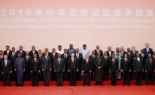 Στο κέντρο ο Κινέζος Πρόεδρος με τους πάνω από 50 ηγέτες που βρέθηκαν στο Πεκίνο