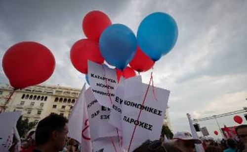 Με την ολοκλήρωση της συγκέντρωσης στην πλατεία Αριστοτέλους, δεκάδες πολύχρωμα μπαλόνια με αγωνιστικά συνθήματα και αιτήματα απελευθερώθηκαν στον ουρανό