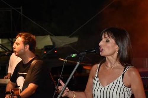 Ο Κώστας Καρμπάς και η Ανθή Τατσιούλη στη σκηνή