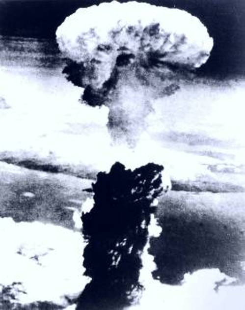 Ενα κολοσσιαίο νέφος σε σχήμα μανιταριού πάνω από την ιαπωνική πόλη της Χιροσίμα (αριστερά) σκόρπισε το θάνατο στους κατοίκους της - θύματα της πρώτης πυρηνικής επίθεσης στον κόσμο από τις ΗΠΑ, στις 6 Αυγούστου 1945