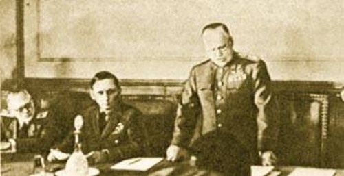 Ο στρατάρχης της ΕΣΣΔ Γκ. Ζούκοφ διαβάζει την πράξη άνευ όρων παράδοσης της Γερμανίας