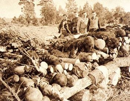 Β' Παγκόσμιος Πόλεμος. Εκτέλεση κατοίκων της Λιθουανίας μπροστά σε ομαδικό τάφο το 1941