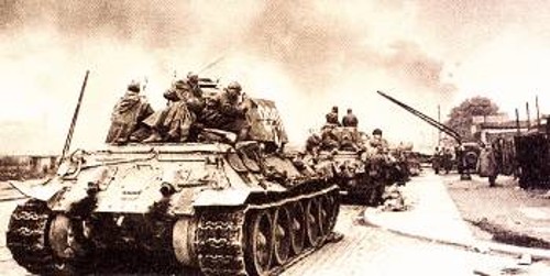 Ο κεραυνοβόλος πόλεμος της Βέρμαχτ εναντίον της ΕΣΣΔ πολύ γρήγορα φάνηκε ότι είχε αποτύχει και τούτο οφειλόταν στη σωστή τακτική της σοβιετικής διοίκησης η οποία δεν εγκλωβίστηκε στα σχέδια του εχθρού, αλλά και στη γεμάτη αυτοθυσία αντίσταση των σοβιετικών στρατευμάτων στα σύνορα, που είχε ως αποτέλεσμα πολύ μεγάλες απώλειες σε βάρος του Κόκκινου Στρατού (φωτ.: Σοβιετικά άρματα μπαίνουν στο Βερολίνο το 1945)