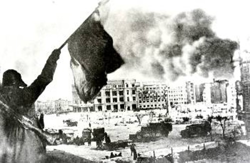 Στάλινγκραντ 1943: Ενας Σοβιετικός μαχητής υψώνει το κόκκινο λάβαρο στην ηρωική πόλη. Την ίδια χρονιά στις ΗΠΑ προβλήθηκε η «Αποστολή στη Μόσχα»
