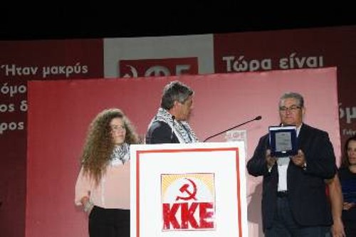 Ο πρέσβης της Παλαιστίνης στην Ελλάδα προσέφερε δύο τιμητικές πλακέτες στον Δ. Κουτσούμπα και τον Ν. Αμπατιέλο, για τα 100χρονα και τα 50χρονα του ΚΚΕ και της ΚΝΕ, αντίστοιχα